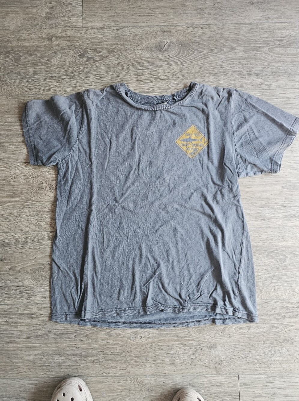 Vintage Men's Short-Sleeve Washed Gray Graphic Tee with Yellow Detail